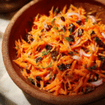 Detailaufnahme vom Karottensalat Rezept mit Rosinen und Zwiebeln