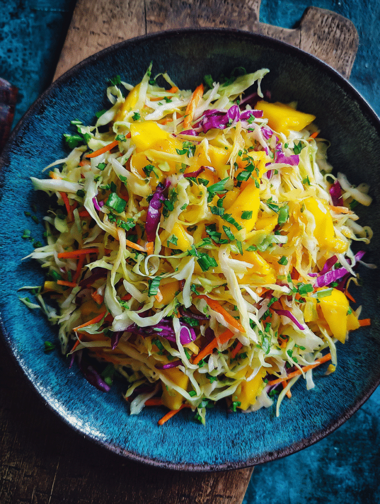 Einfacher Asiatischer Spitzkohl Mango Salat