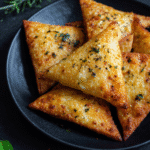 Knusprige Käsedreiecke mit Knoblauch-Kräuterfüllung