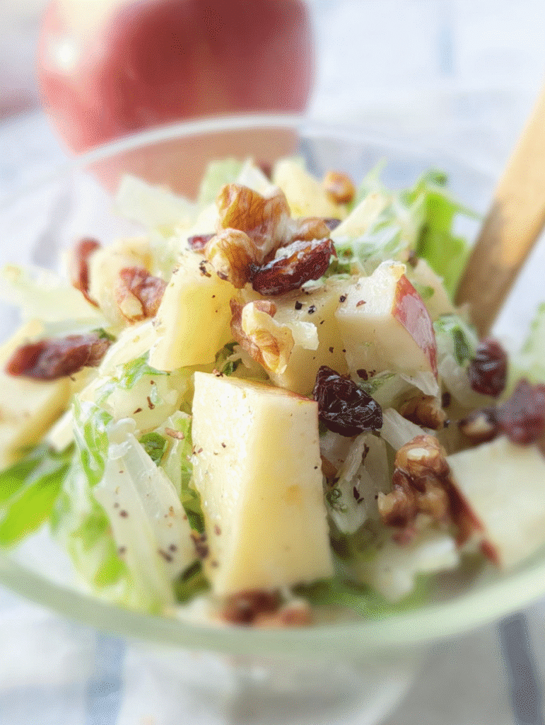 Chicorée Salat Rezept mit Apfel, Walnüssen und cremigem Dressing in Glasschale