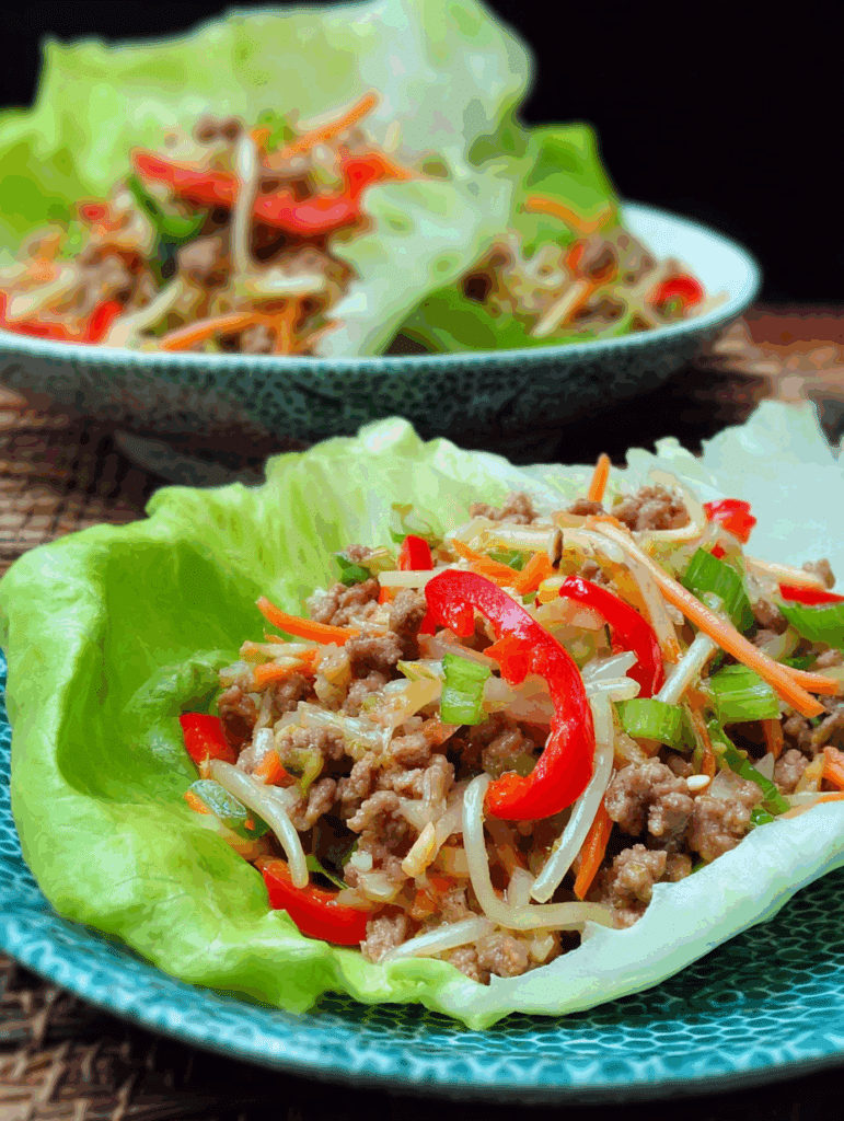 China-Fingerfood mit Paprika und Hackfleisch im Salatblatt