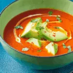 Tomaten-Chili-Suppe mit Avocado