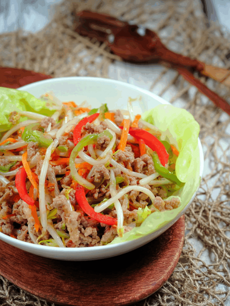 China-Fingerfood mit Paprika und Hackfleisch im Salatblatt