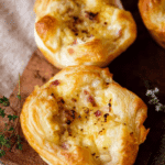 Zwiebelkuchen-Muffins mit Blätterteig