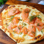 Flammkuchen mit Lachs so richtig knusprig