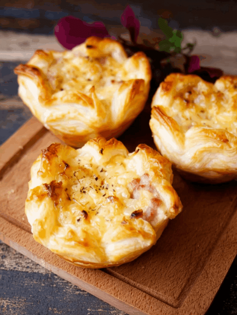 Zwiebelkuchen-Muffins mit Blätterteig