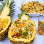 Fruchtiger Reissalat in der Ananas