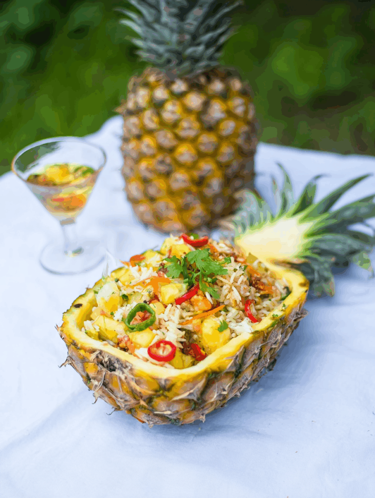 Fruchtiger Reissalat in der Ananas