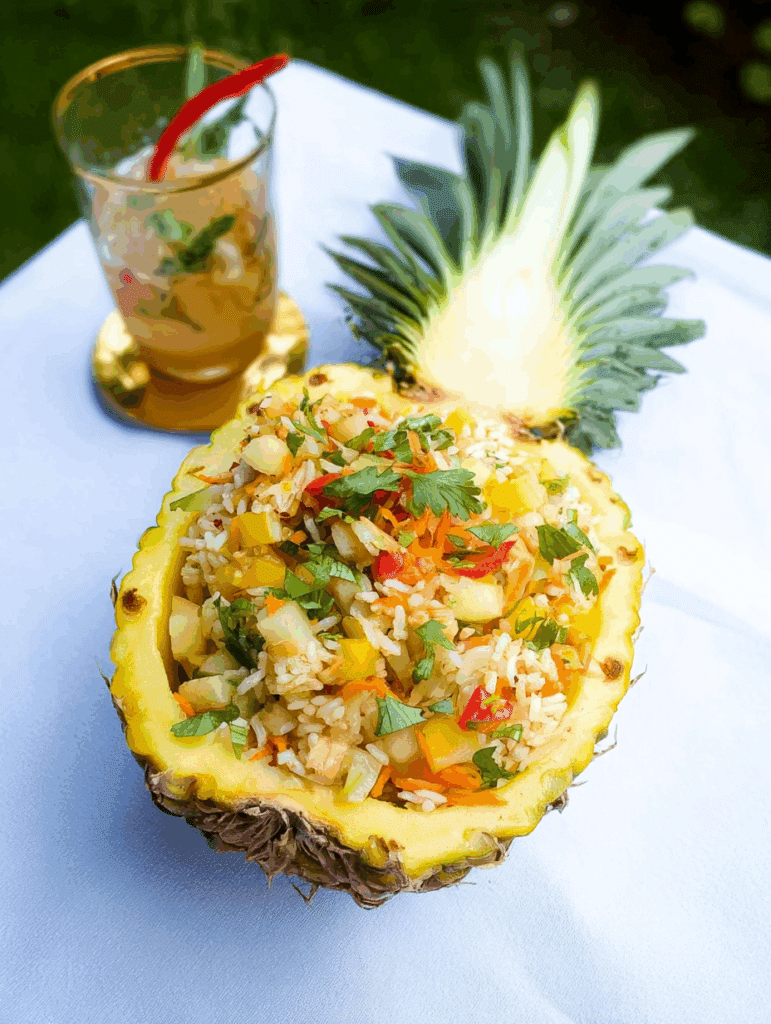 Fruchtiger Reissalat in der Ananas