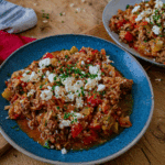 Kritharaki-Hackfleisch-Pfanne mit Gemüse und Feta