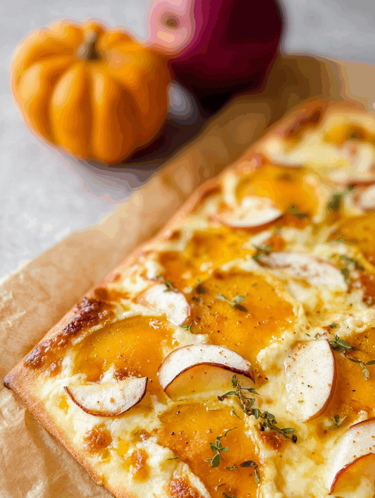 Kürbis-Pizza mit Äpfeln und Ahornsirup