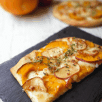 Kürbis-Pizza mit Äpfeln und Ahornsirup