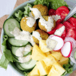 Low Carb Falafel-Bowl mit Ananas und Senf-Dressing