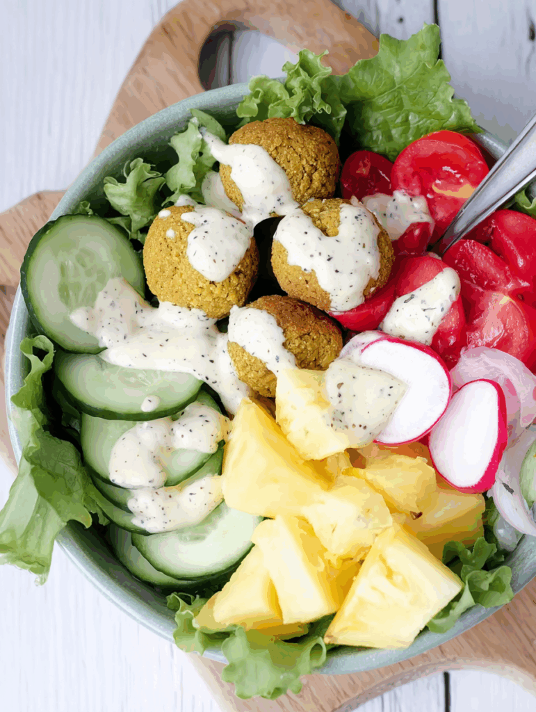 Low Carb Falafel-Bowl mit Ananas und Senf-Dressing