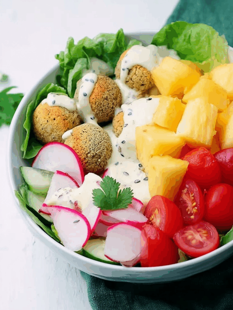 Low Carb Falafel-Bowl mit Ananas und Senf-Dressing