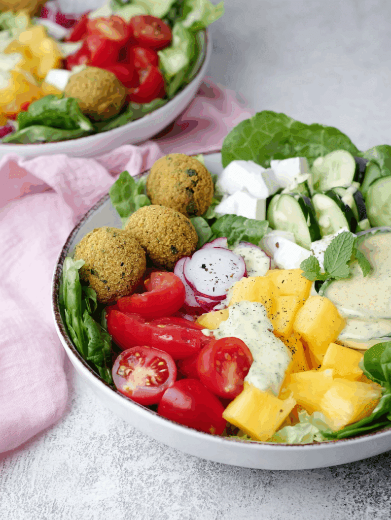 Low Carb Falafel-Bowl mit Ananas und Senf-Dressing