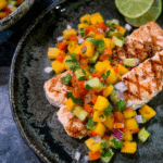 Saftig gegrillter Lachs mit Papaya-Mango-Salsa