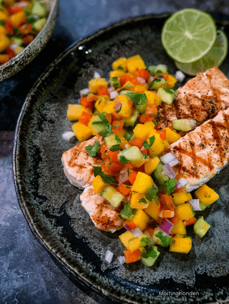 Saftig gegrillter Lachs mit Papaya-Mango-Salsa