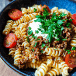 Türkische Pasta mit Hackfleisch und Joghurt