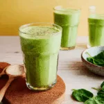 Spinat-Erdnussbutter-Bananen-Smoothie - High Protein Frühstück