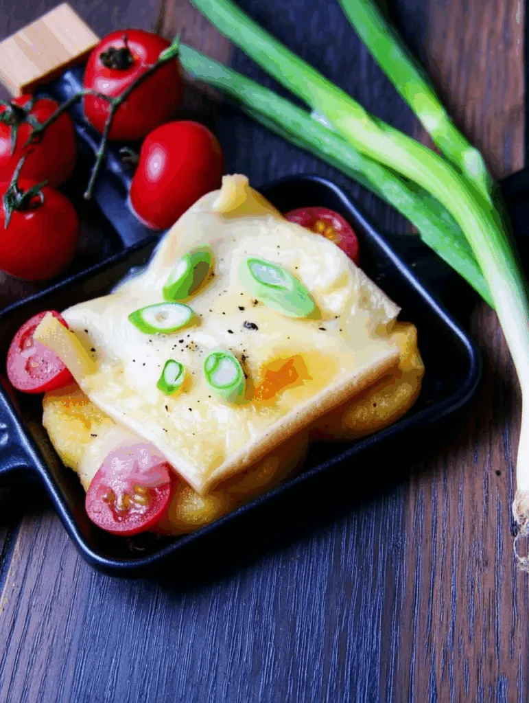 Knuspriges Rösti-Raclette mit Käse & Tomaten