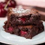 Schokoladen-Blechkuchen mit Kirschen