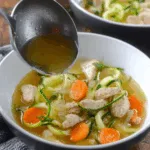 Low-Carb Zucchini-Nudel-Hühnersuppe