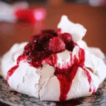 Pavlova-Torte (mit Baiser und Früchten)