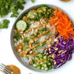 Frühlingsrollen-Bowl mit Erdnusssoße