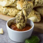 Gedrehte Pizzastangen mit Kräuterbutter