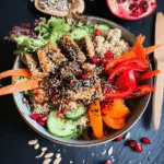 Quinoa-Bowl mit Sesam-Tofu