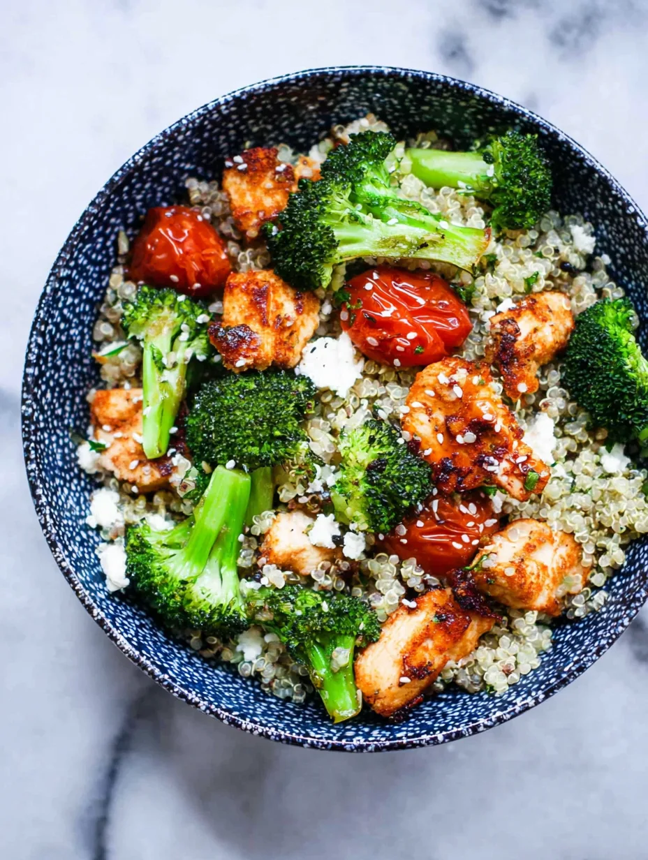 High Protein Chicken Bowl mit Brokkoli und Quinoa