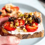 Brunch-Toast mit Ricotta & Honig