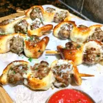 Mini-Frikadellen auf Holzspießen