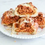 Einfache Spaghetti mit Knoblauchbrot-Bowls