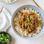 Gesunde Teriyaki-Reis-Bowl mit Hackfleisch vom Truthahn