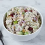 Gesunder Hähnchensalat mit Hüttenkäse