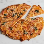 Käsige gebackene Tortilla-Pizza