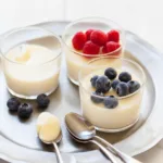 Cremige Zitronenpudding-Dessertbecher