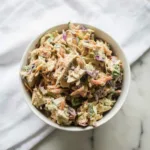 Frühlings-Hähnchensalat-Bowl mit Gemüse