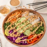 Frühlingsrollensalat mit Erdnuss-Dressing