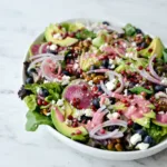 Frühlingssalat mit Blaubeeren und Pistazien