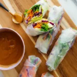 Frische Gemüse-Frühlingsrollen mit Erdnusssauce