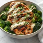 Gegrillte Hähnchen-Brokkoli-Bowls mit cremiger Knoblauchsauce