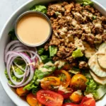Gesunde Burger-Bowls mit spezieller Sauce