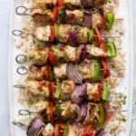 Mediterraner BBQ-Hähnchenspieß-Teller