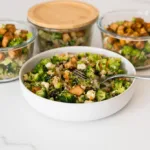 Proteinreicher Brokkolisalat mit knusprigen Kernen