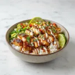 Süßes Chili-Hähnchen-Bowl mit Kokos-Limetten-Drizzle