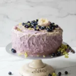 Blaubeer-Zitronen-Schichttorte mit frischen Zitrusfrüchten