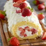 Erdbeer-Shortcake-Biskuitrolle mit Cremefüllung